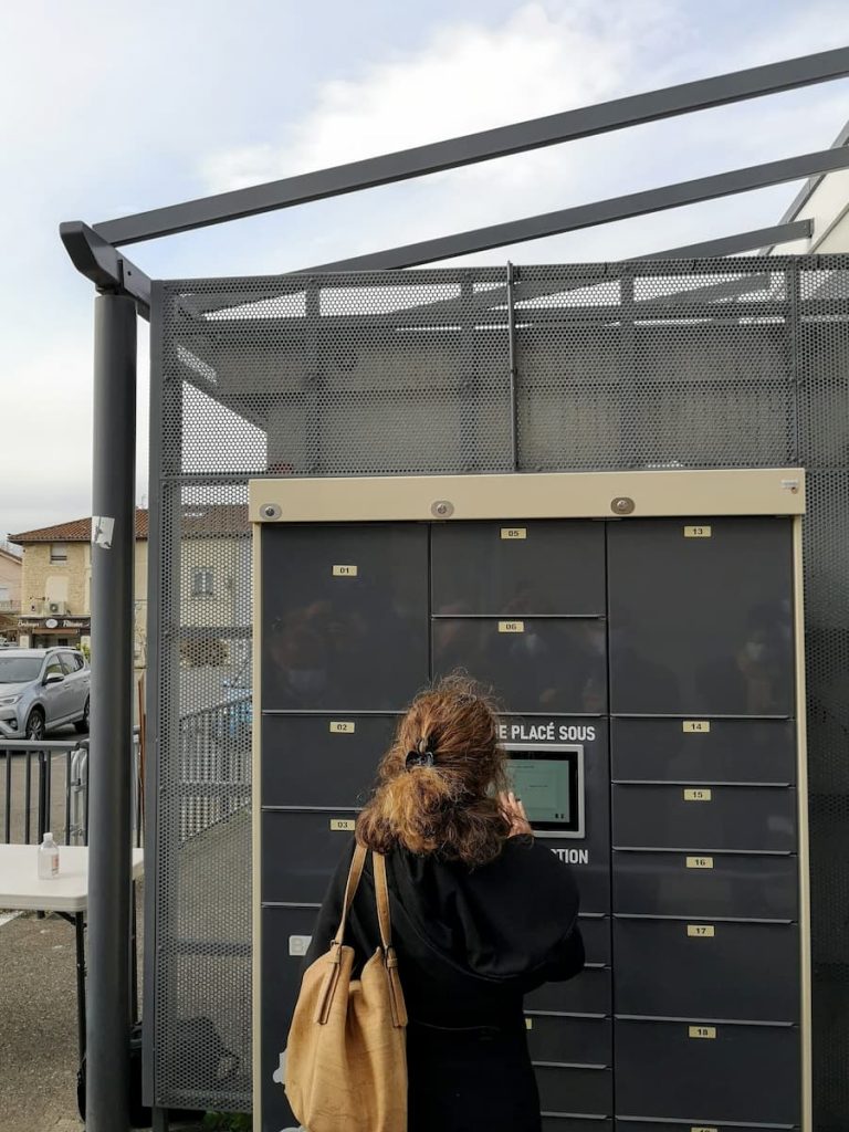 Une cliente utilise les casiers
